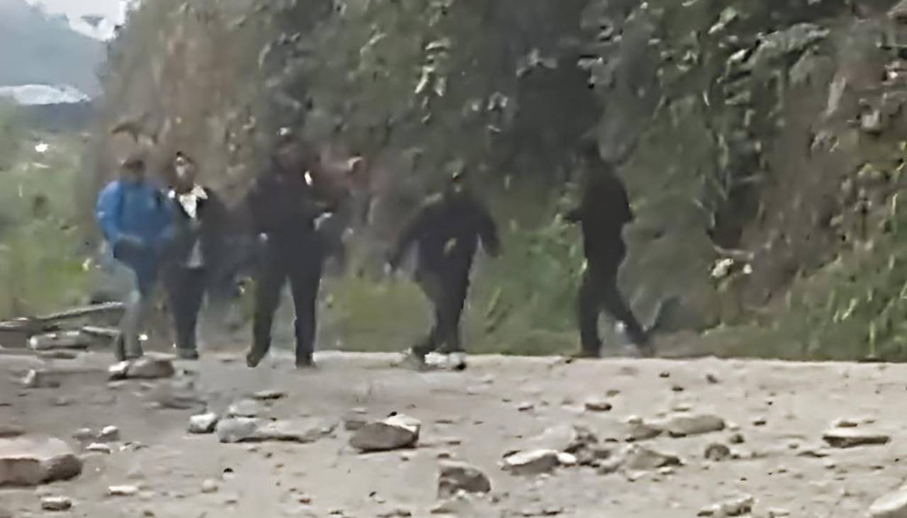 Video: Denuncian que bloqueadores de Los Yungas lanzan piedras y dinamita a choferes 