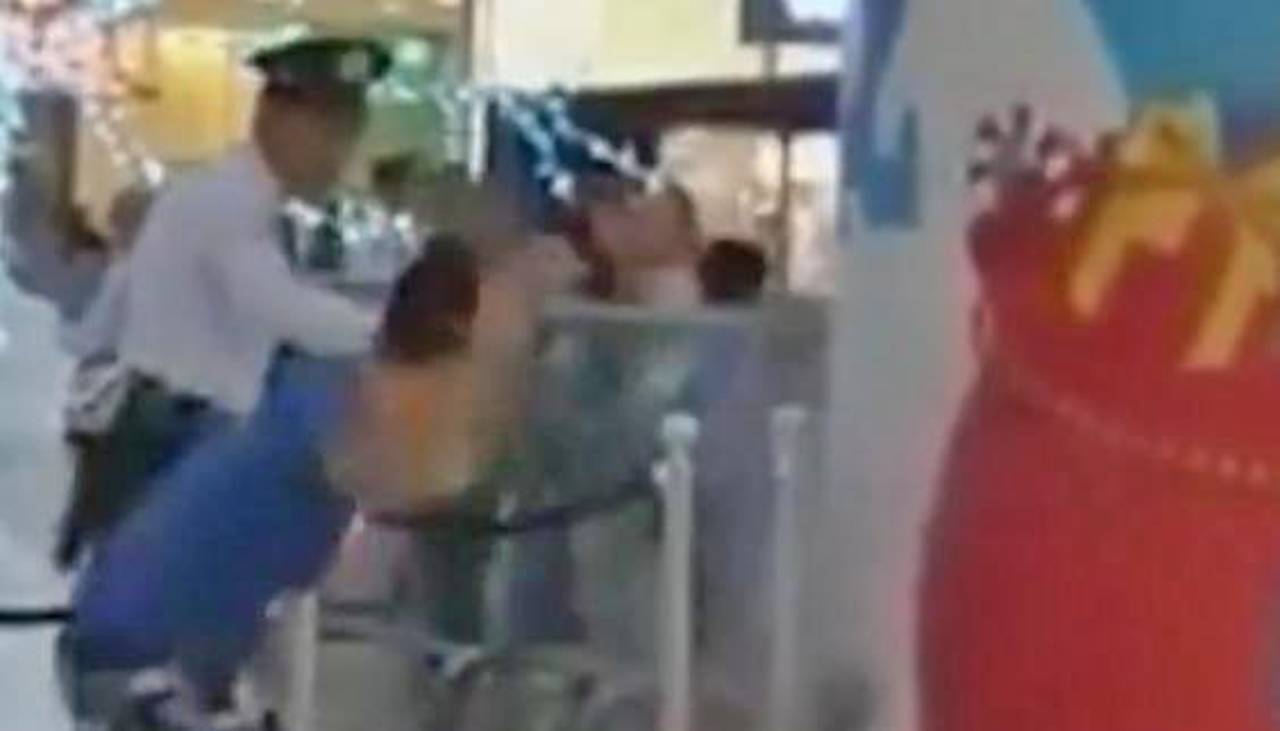 ¡No todos los héroes llevan capa!: Un hombre salva el día usando una chinela