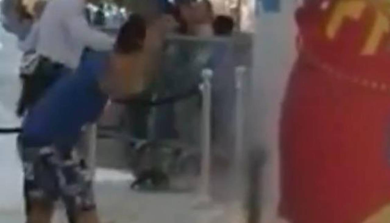¡No todos los héroes llevan capa!: Un hombre salva el día usando una chinela