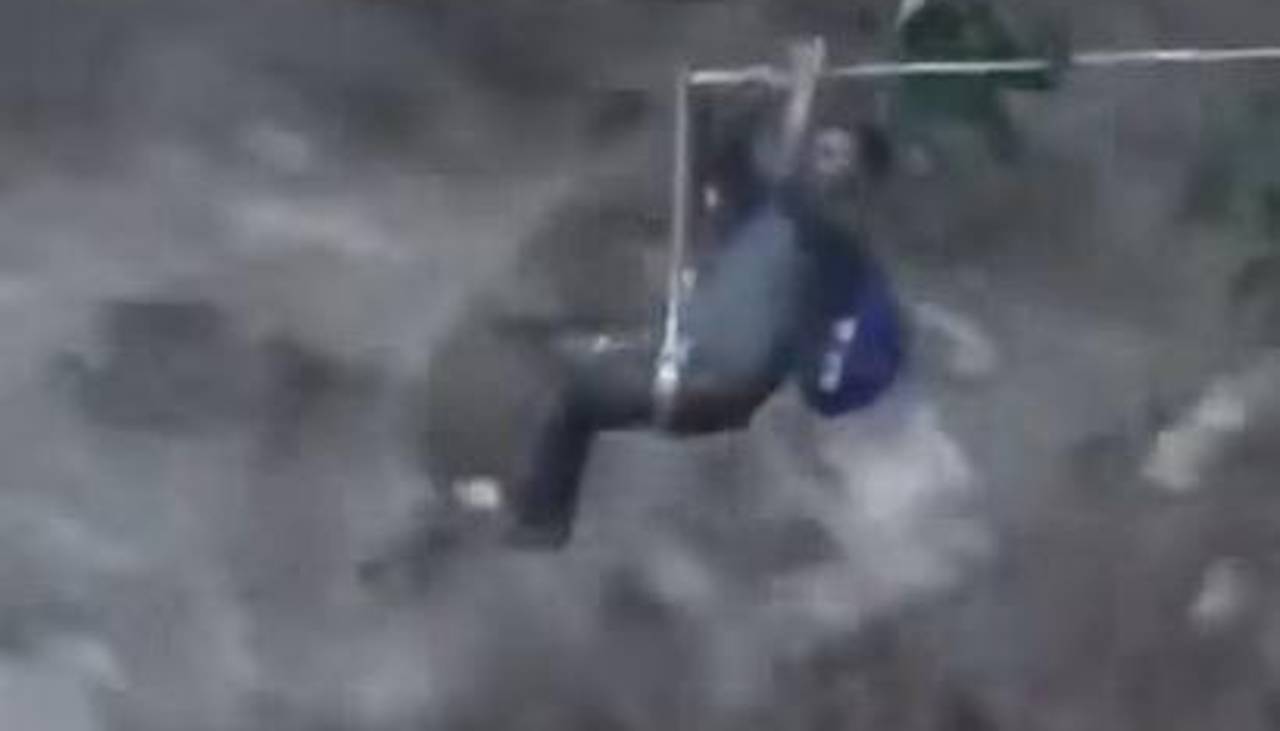 Dramático rescate: Comunarios salvan a un hombre atrapado en un árbol en medio de una riada