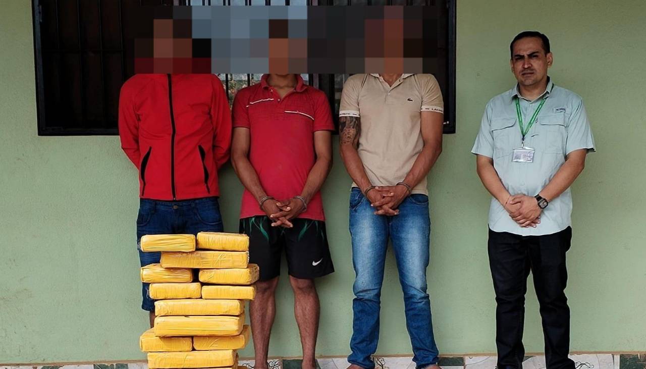 Investigan dos extranjeros y un boliviano por posesión de más de 258 kilos de marihuana en Riberalta
