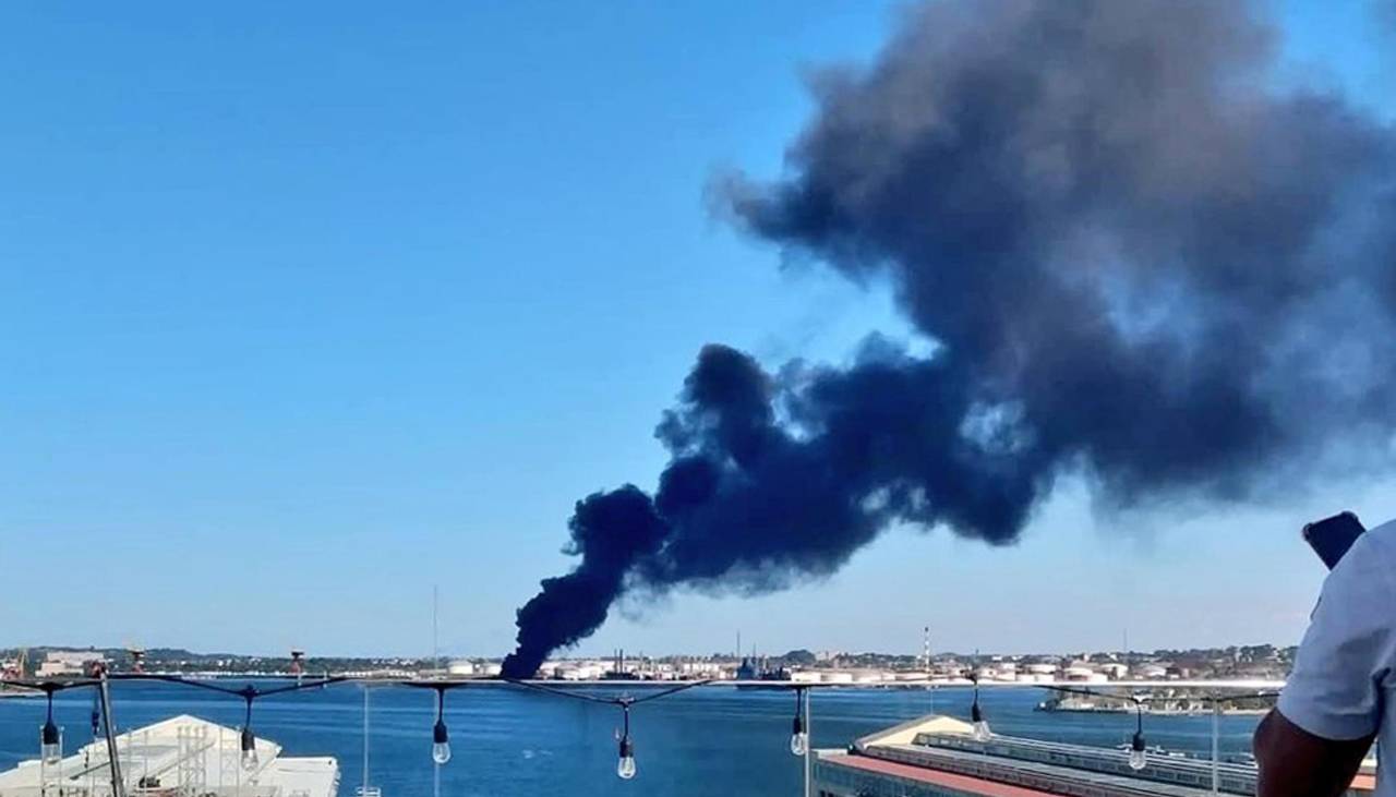 Voraz incendio en la refinería de petróleo de La Habana