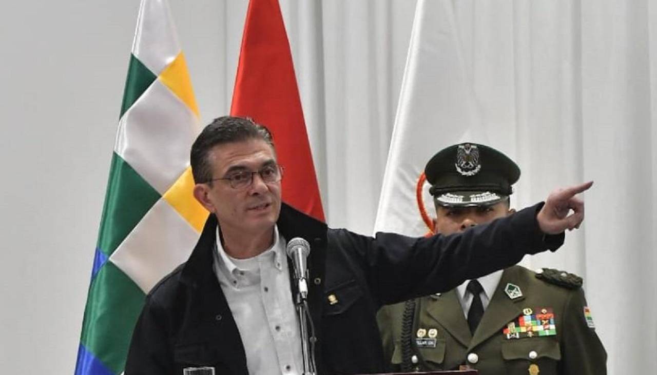 Paz vuelve a invitar al diálogo a organizaciones sociales en el acto de promulgación de ley de Estado de excepción