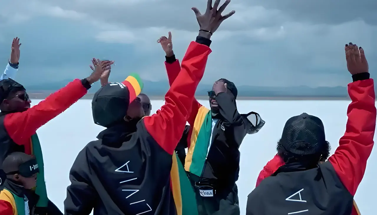 Emocionados, los chicos de Nansana Kids bailaron, saltaron y corrieron en el Salar de Uyuni