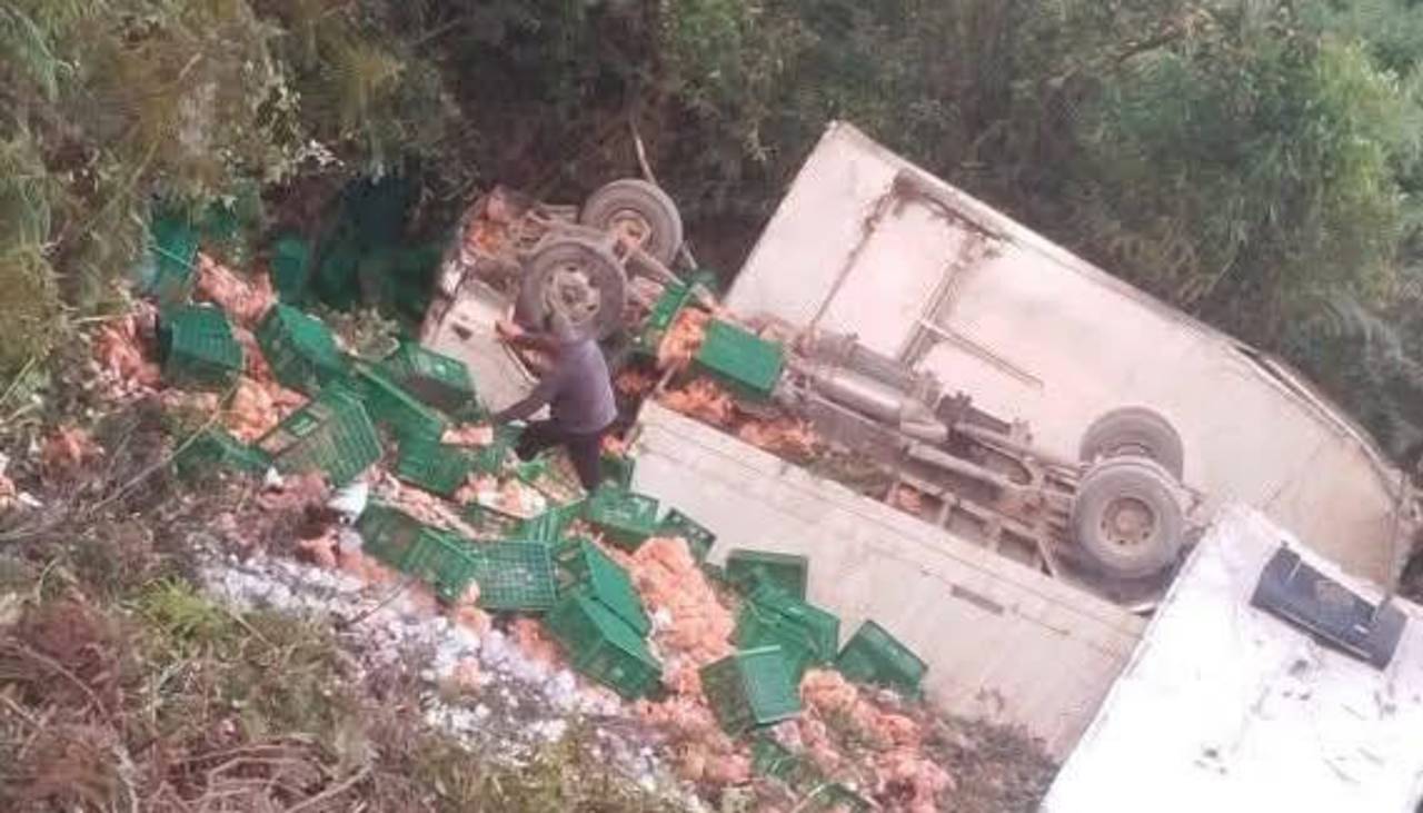 Camión que llevaba carga de pollo a La Paz vuelca tras buscar desvíos a causa de los bloqueos