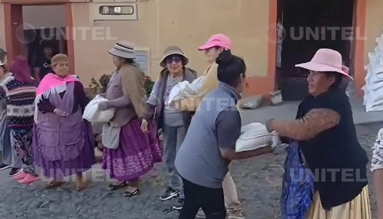 Una cadena humana evita el robo de arroz de un camión que volcó en La Paz