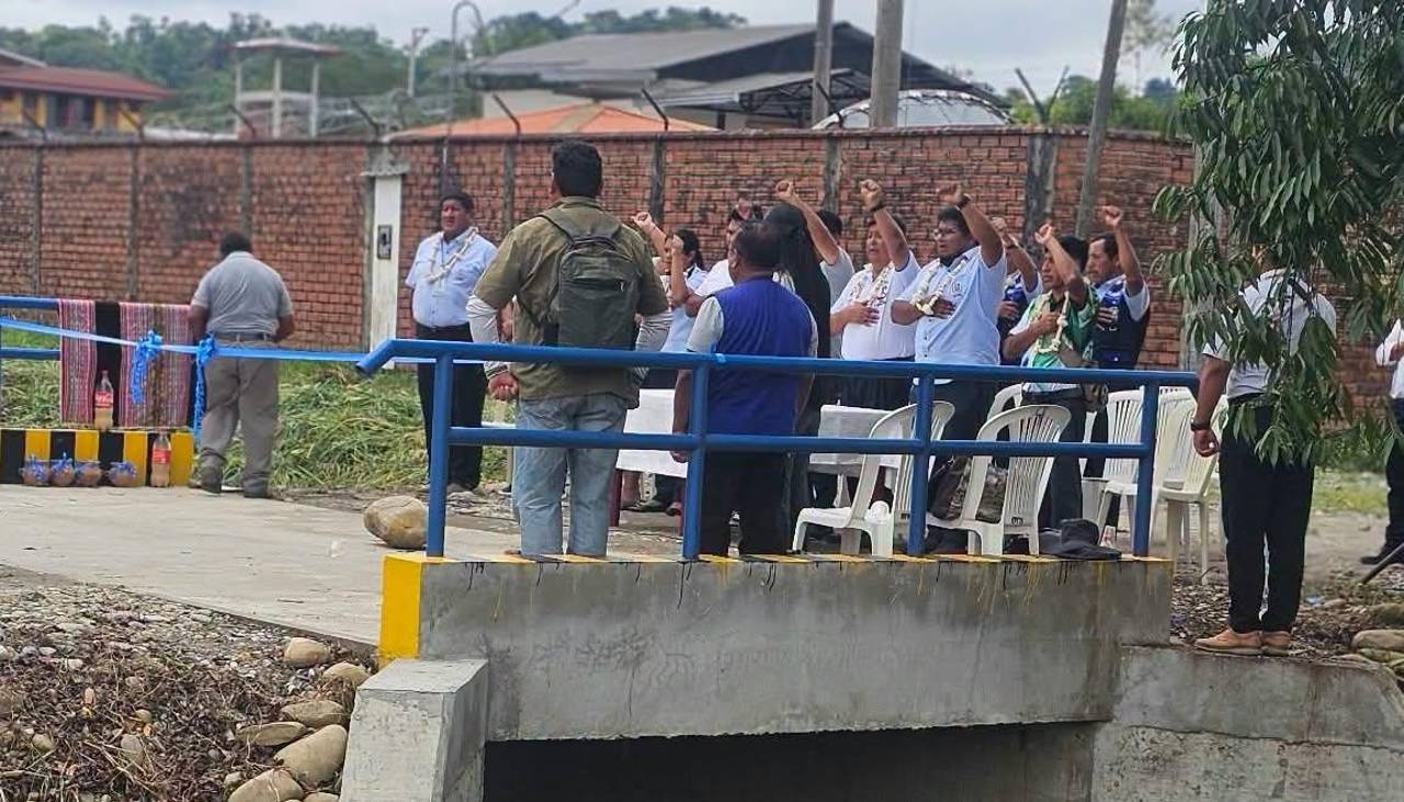 Loza participa en entrega de puente en una OTB y alcalde de Villa Tunari dice que la obra no es “muy grande”