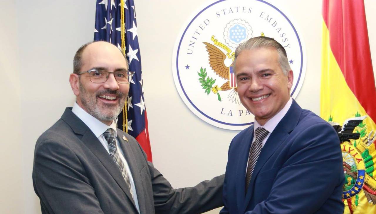 Encargado de Negocios de EEUU se reúne con el ministro de Defensa y conversa sobre cooperación en seguridad