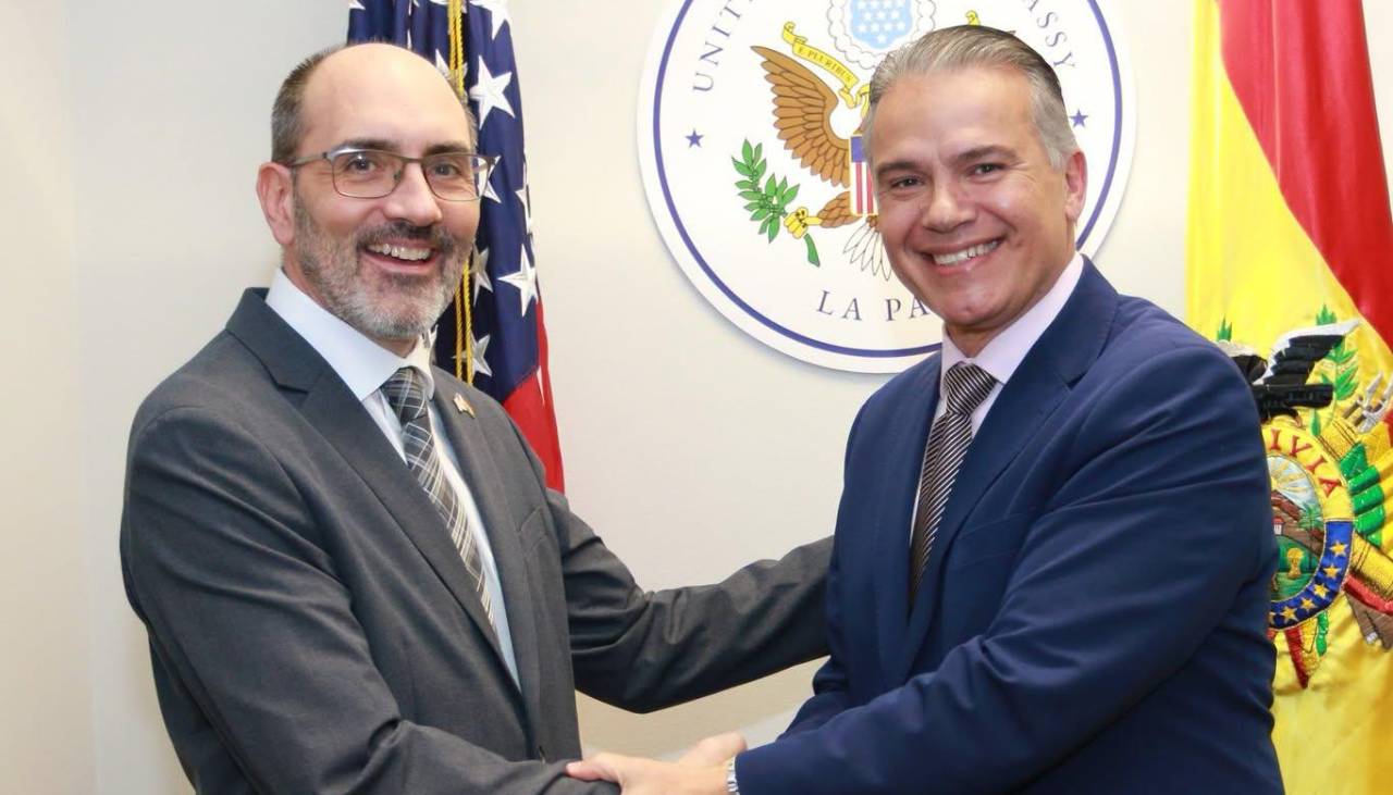 Encargado de Negocios de EEUU se reúne con el ministro de Defensa y conversa sobre cooperación en seguridad