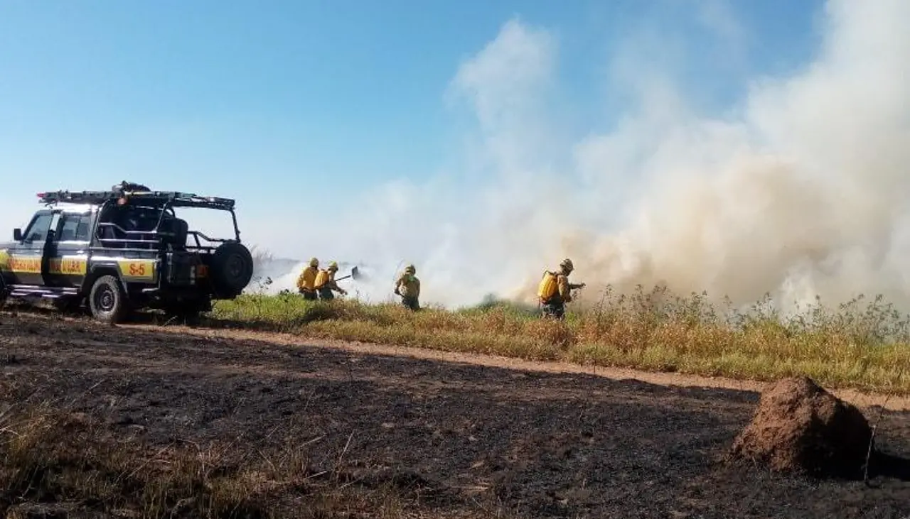 ¿Fueron provocados?: Bomberos piden investigar incendios en zonas cercanas al aeropuerto Viru Viru