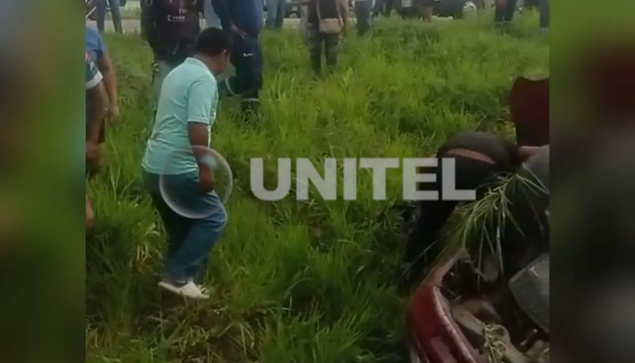 Conductora vuelca su vehículo y fallece a un costado de la carretera nueva de Santa Cruz a Cochabamba
