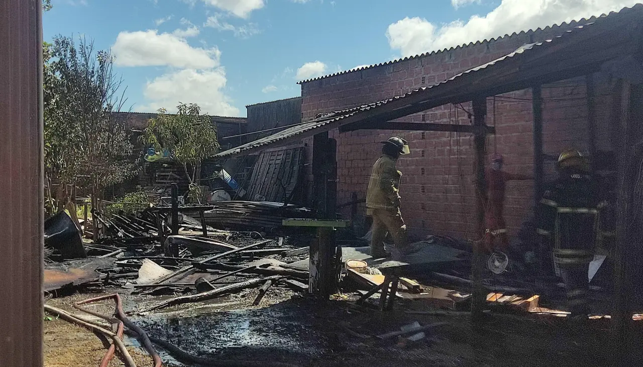 Incendio consume una carpintería en la zona sur de Santa Cruz de la Sierra