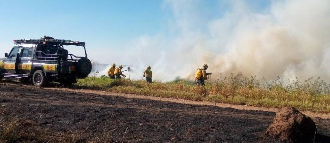 ¿Fueron provocados?: Bomberos piden investigar incendios en zonas cercanas al aeropuerto Viru Viru