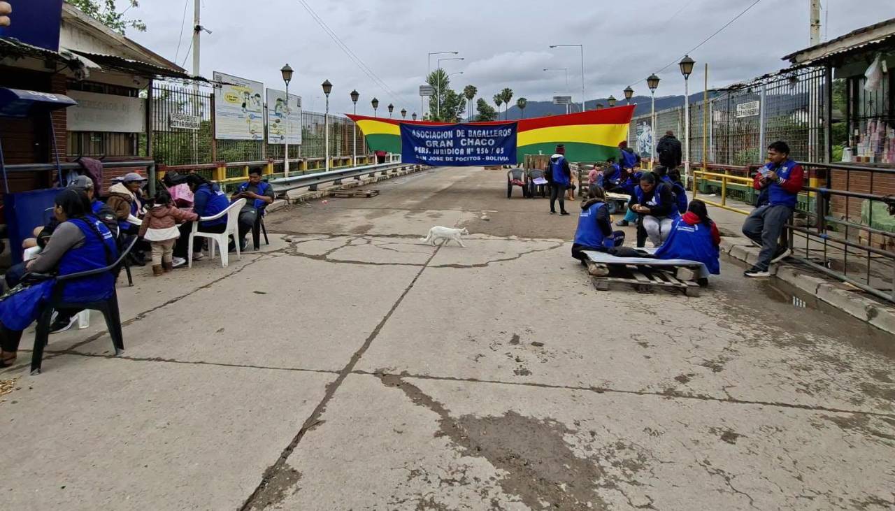 Bagalleros bloquean puente internacional con Argentina en rechazo a las “restricciones” aduaneras