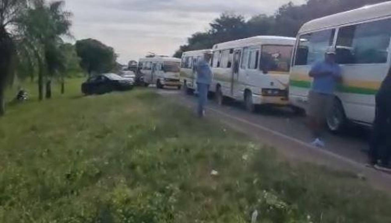 Santa Cruz: Trufis bloquean en Paurito para impedir el ingreso de una línea de micros