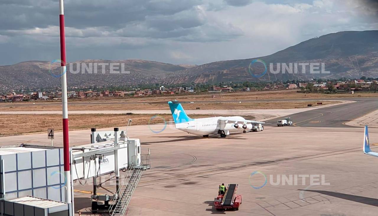 Aeronave aterriza de emergencia en el aeropuerto Jorge Wilstermann por presunta falla técnica 