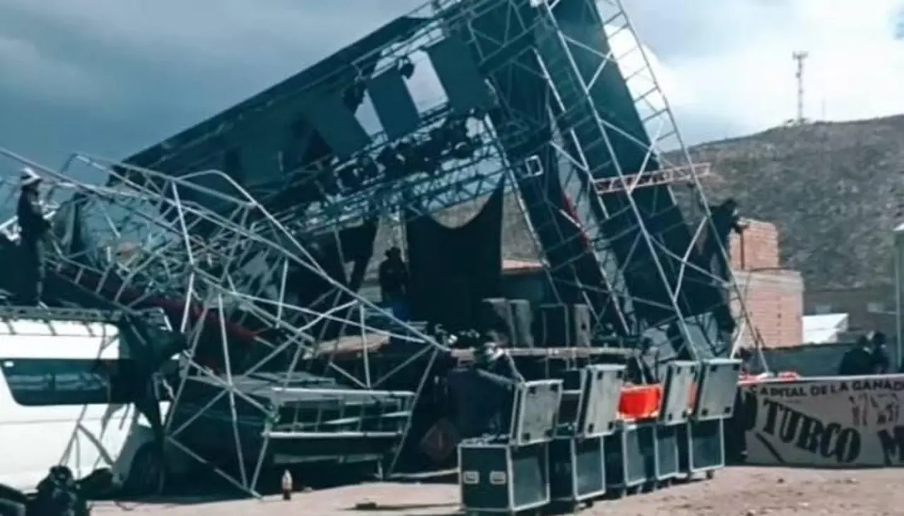 Video: Fuertes vientos derriban el escenario de una feria en Oruro; un minibús fue afectado