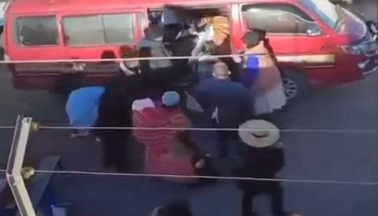 Mujer muere en un minibús al intentar llegar al hospital, pero “no la dejaron pasar en un bloqueo”, denuncia Derechos Humanos