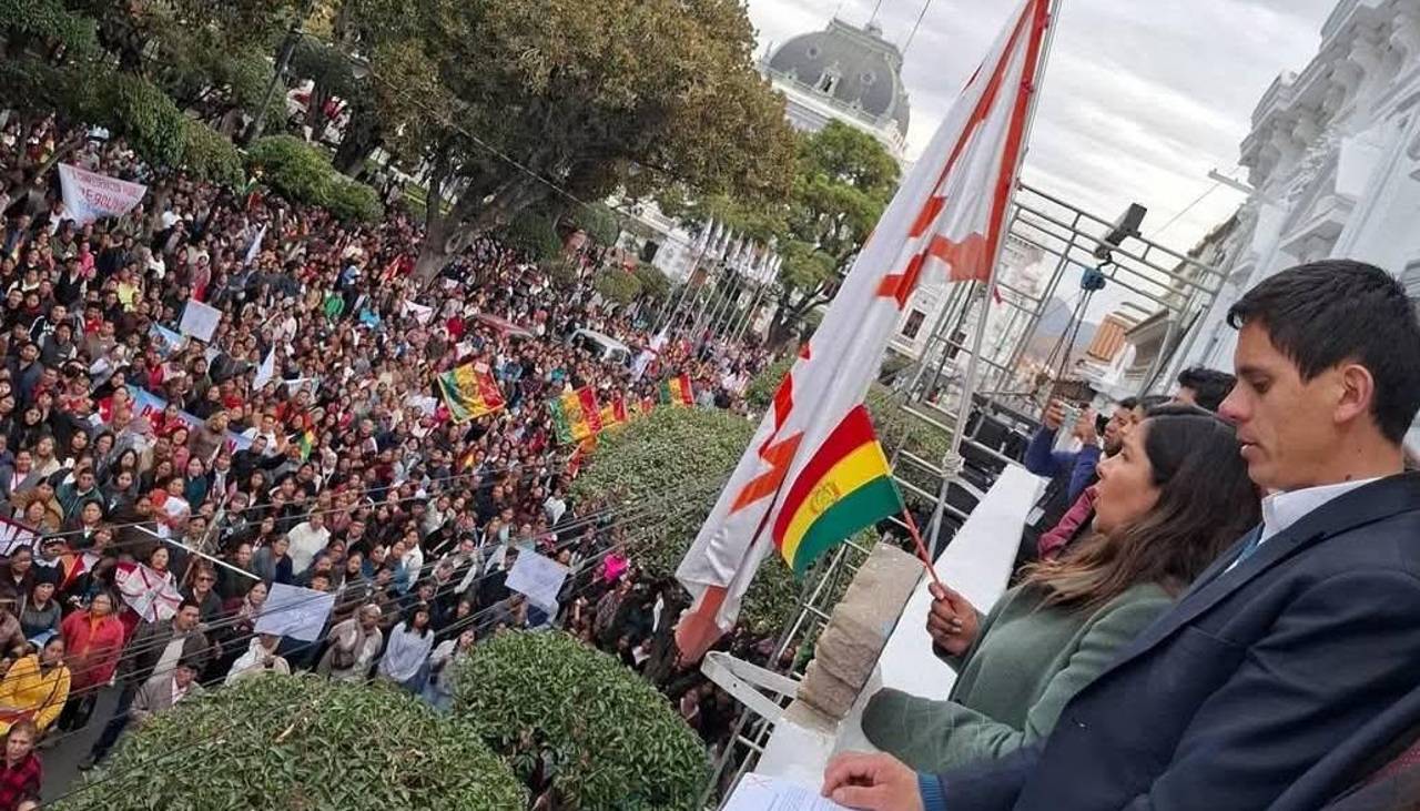 Cabildo en Sucre exige el desbloqueo de las carreteras y la aprehensión de Evo Morales