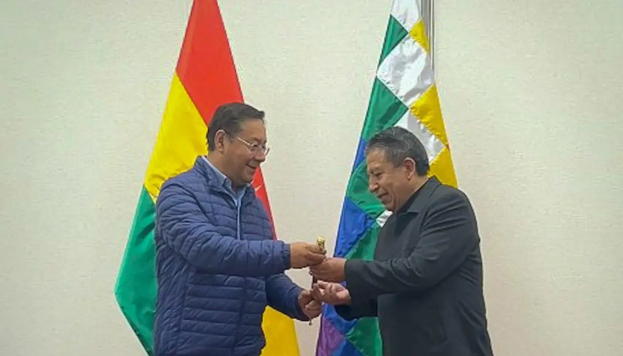 Arce viaja a la cumbre de BRICS y deja bastón de mando a Choquehuanca