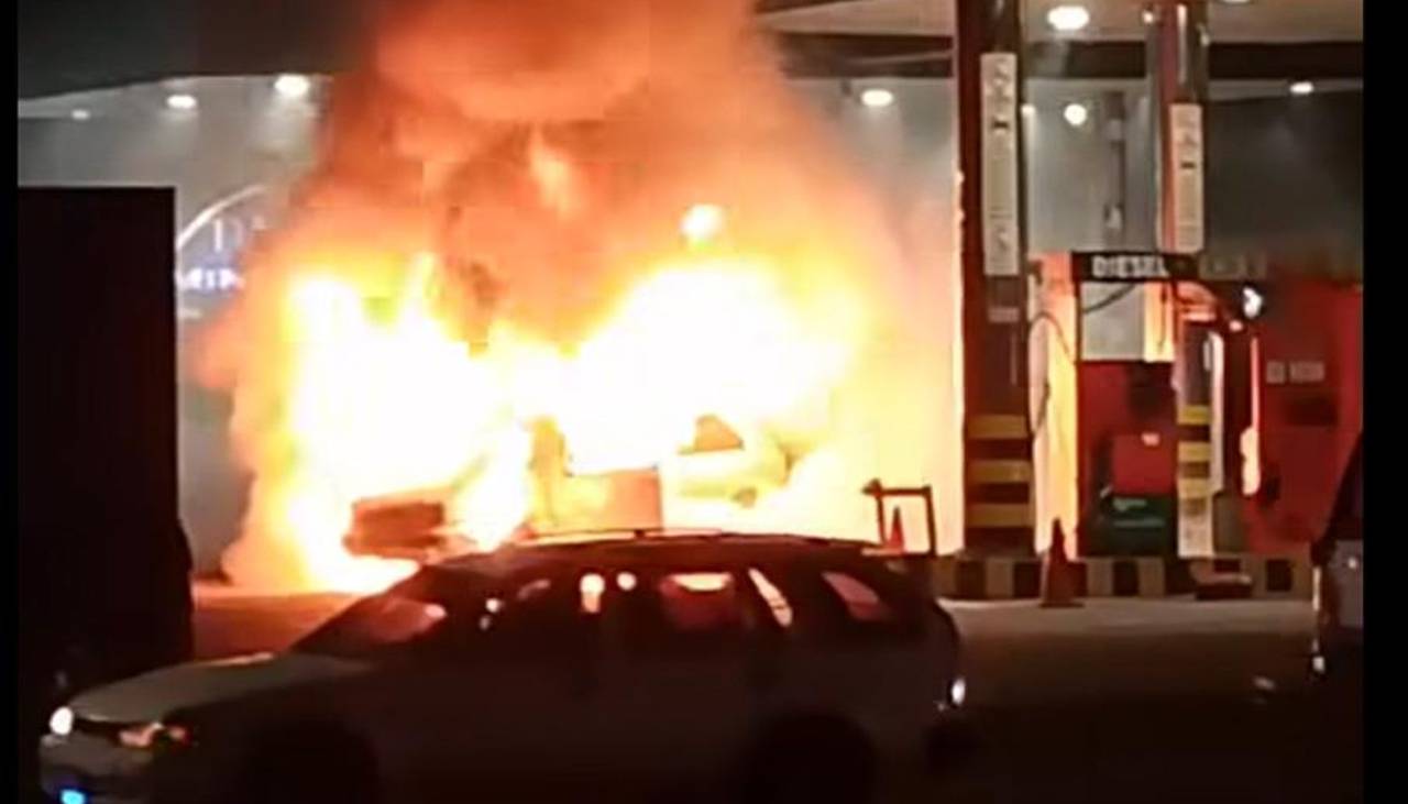 Un auto queda envuelto en llamas en un surtidor de Santa Cruz