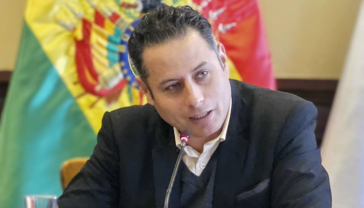 Lara a Sokol: “Está cometiendo faltas que ameritan su baja, proceso penal e incluso destitución”