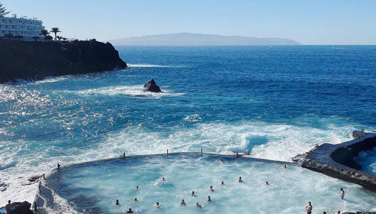 Video: Al menos cuatro muertos tras ser golpeados por una ola gigante en una piscina natural en España