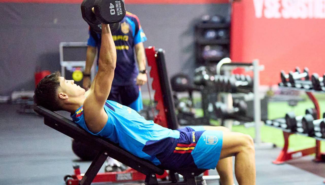 España se ejercita en gimnasio tras aplazarse entrenamiento sobre el césped por tormenta