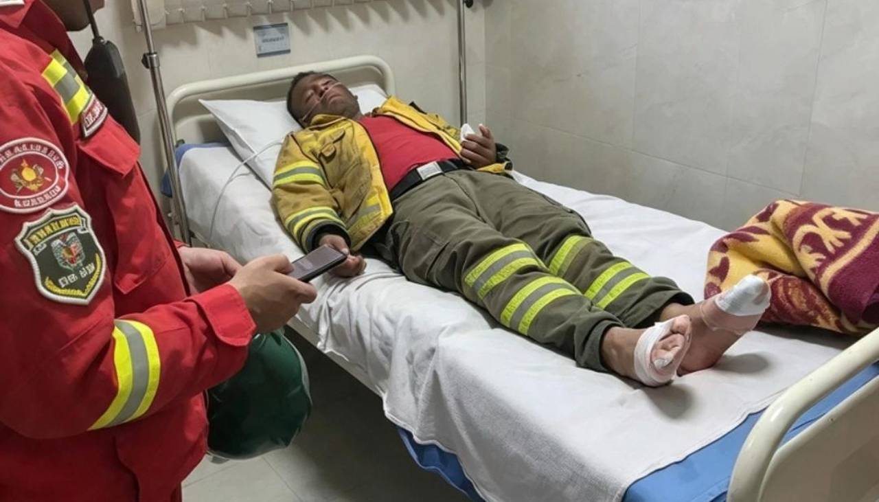 Tres bomberos de la Policía resultan heridos tras quedar rodeados por un incendio