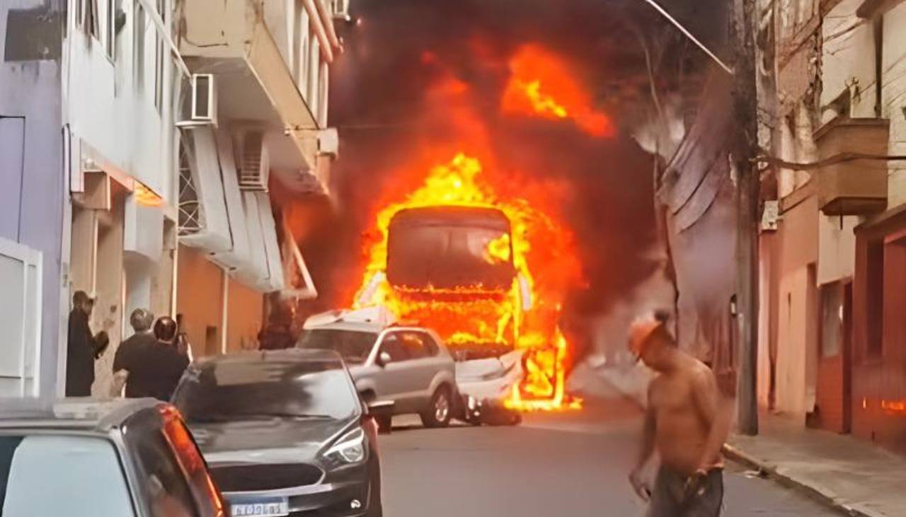 Video: Un bus turístico con 50 adolescentes a bordo se incendia en Brasil 