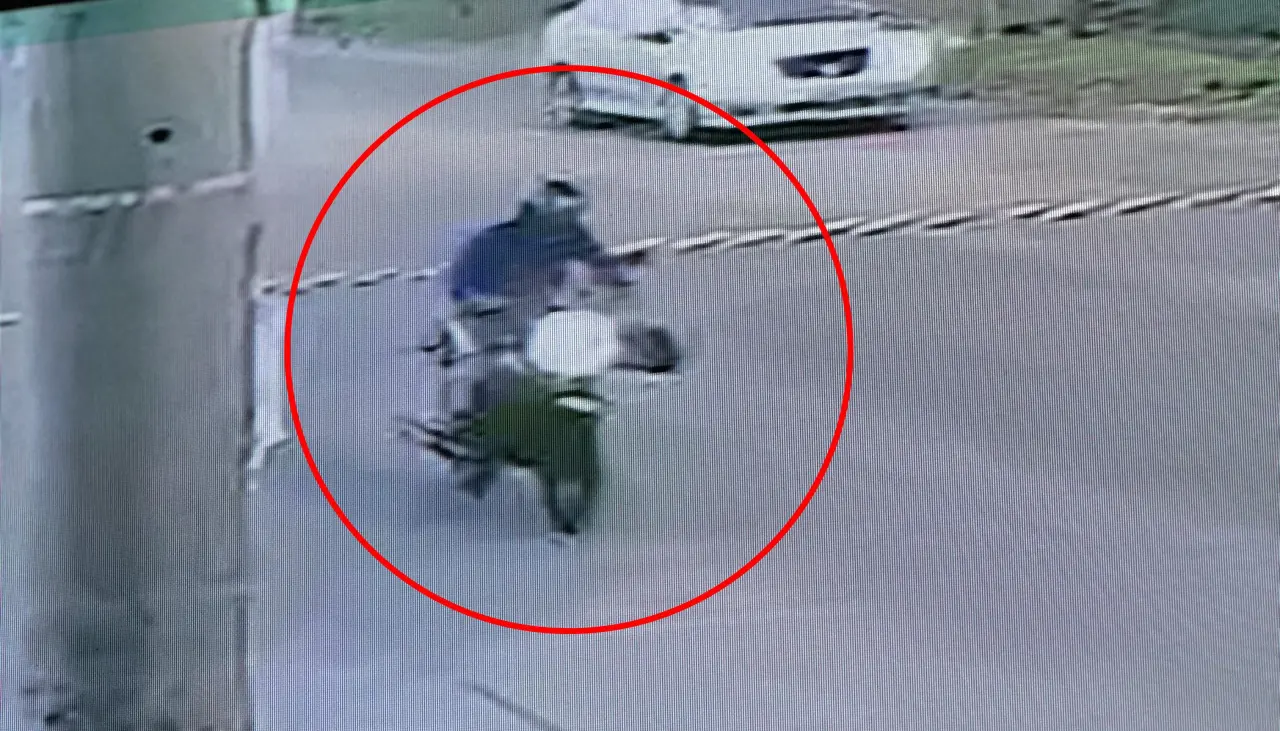 Joven pide ayuda para recuperar $us 7.600 que se le cayeron cerca del Cambódromo; el dinero es para operar a su mamá