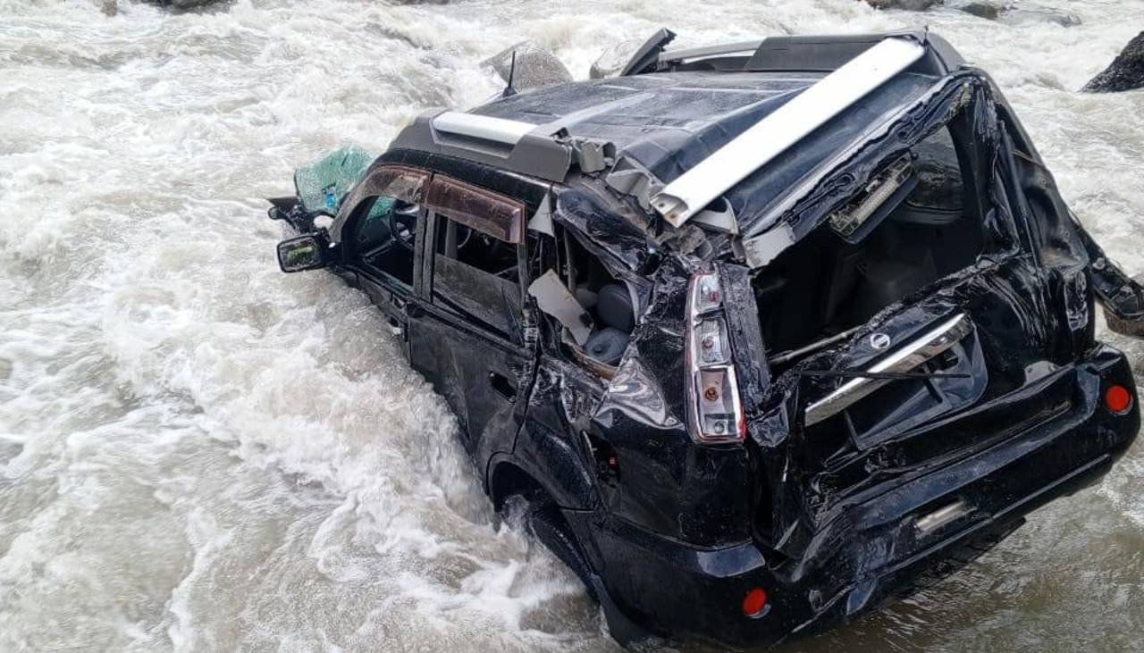 Dos personas mueren tras la caída de una vagoneta a un río en la carretera La Paz - Sorata, dice Bomberos 