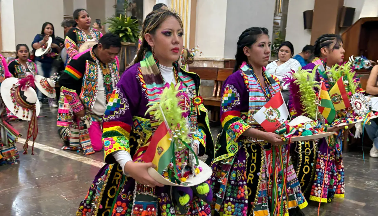 Miles de bailarines llegan a los pies de la Virgen de Urkupiña, en Quillacollo