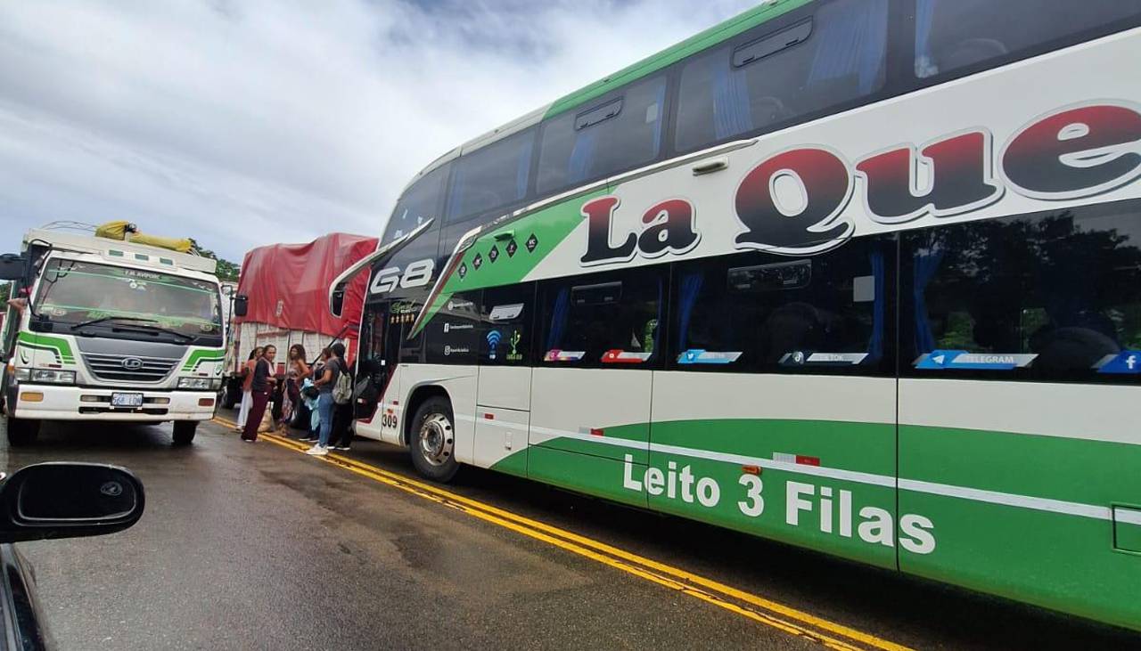 Vehículos y camiones están varados en la ruta Santa Cruz - Abapó por deslizamientos