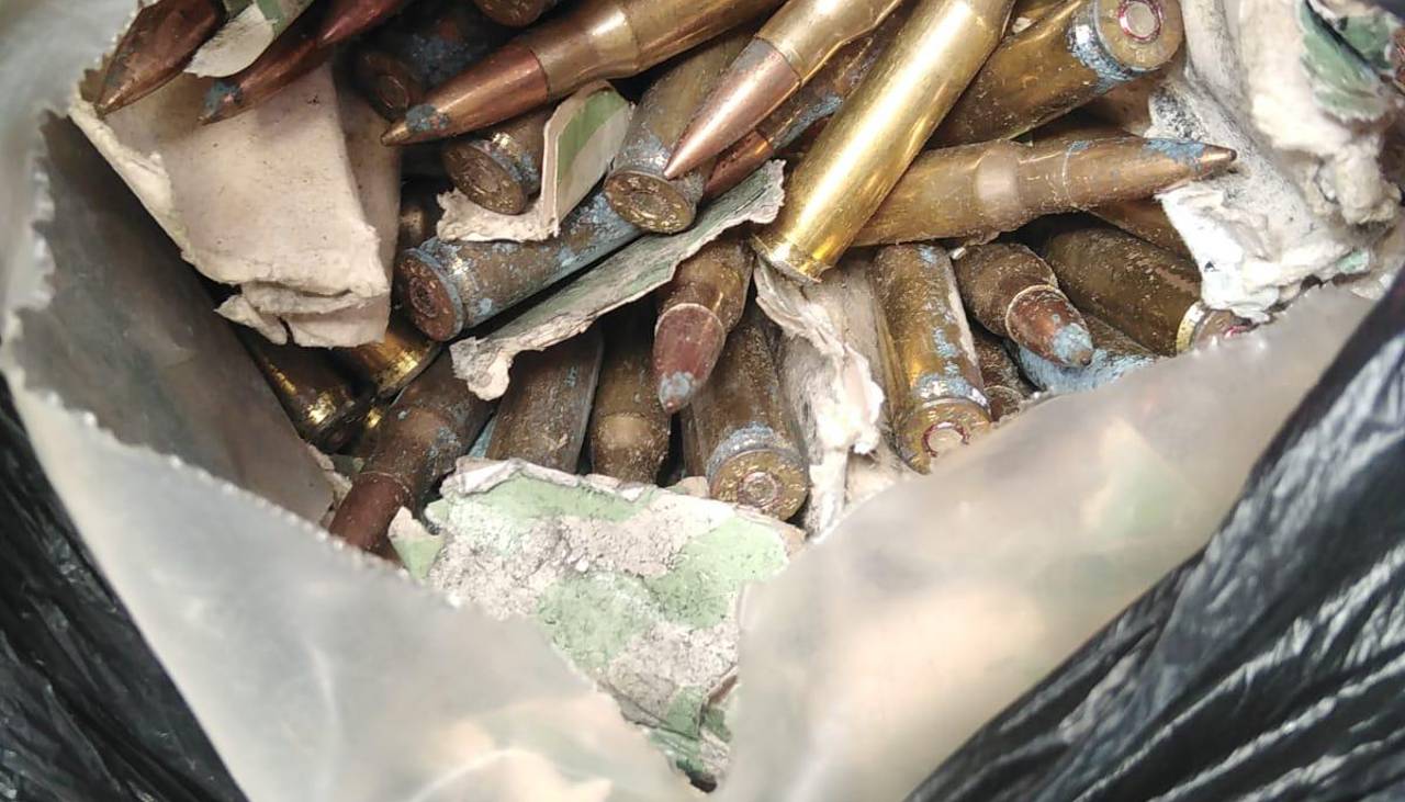 Encuentran en una bolsa un arsenal de armas y municiones de grueso calibre en un micro de Santa Cruz