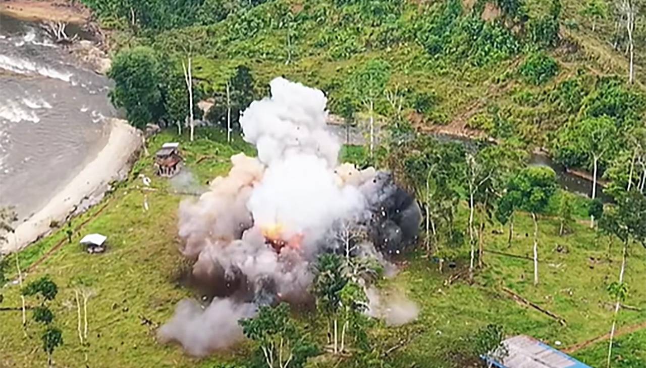 Ecuador y EEUU destruyen un campamento de grupo disidente de las FARC cerca de Colombia