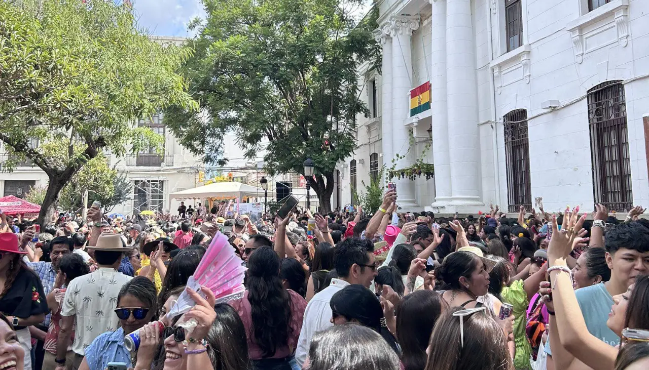 El Jueves de Comadres se alargó en Tarija: Desalojaron con chorros de agua a quienes amanecieron en la plaza principal