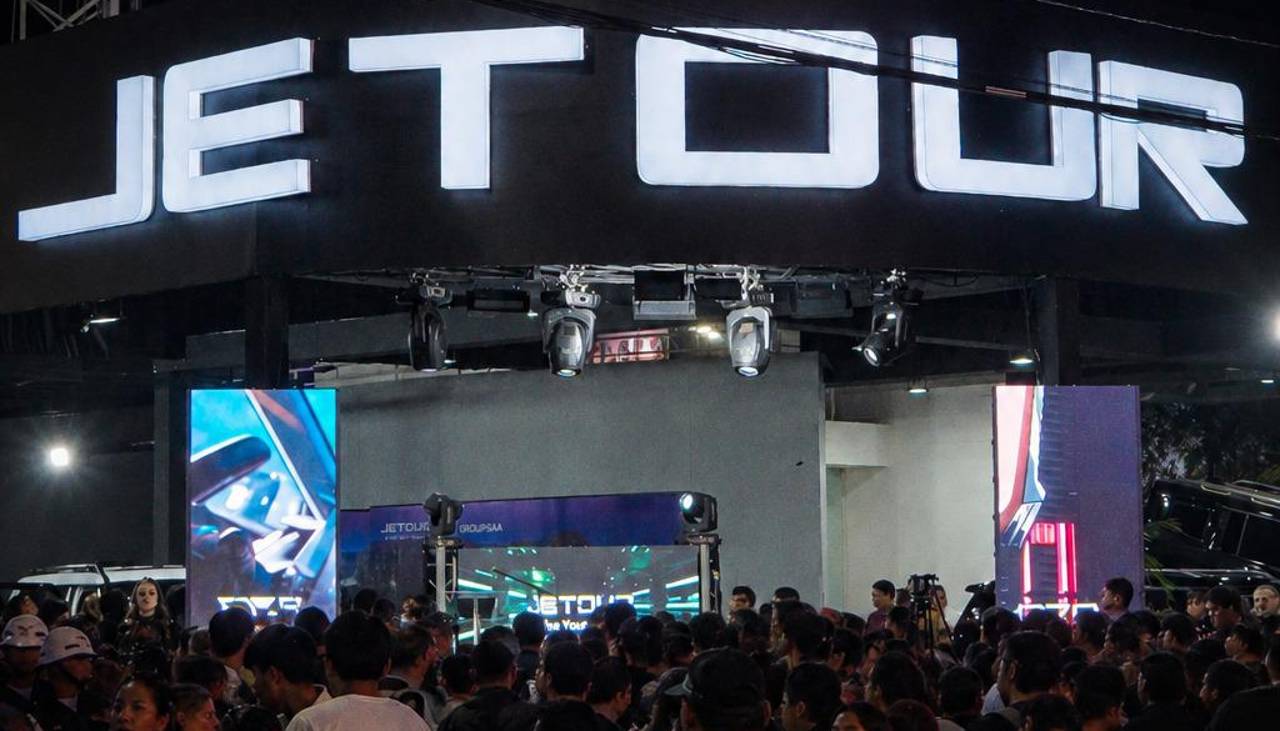 JETOUR sorprende en Expocruz con tecnología híbrida enchufable y talento boliviano