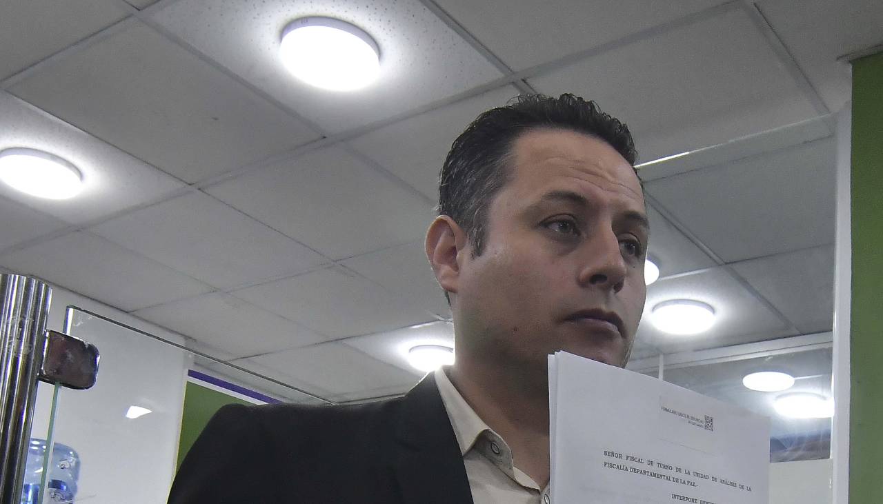 Lara denuncia que la policía no lo dejó ingresar a las oficinas de YPFB en La Paz