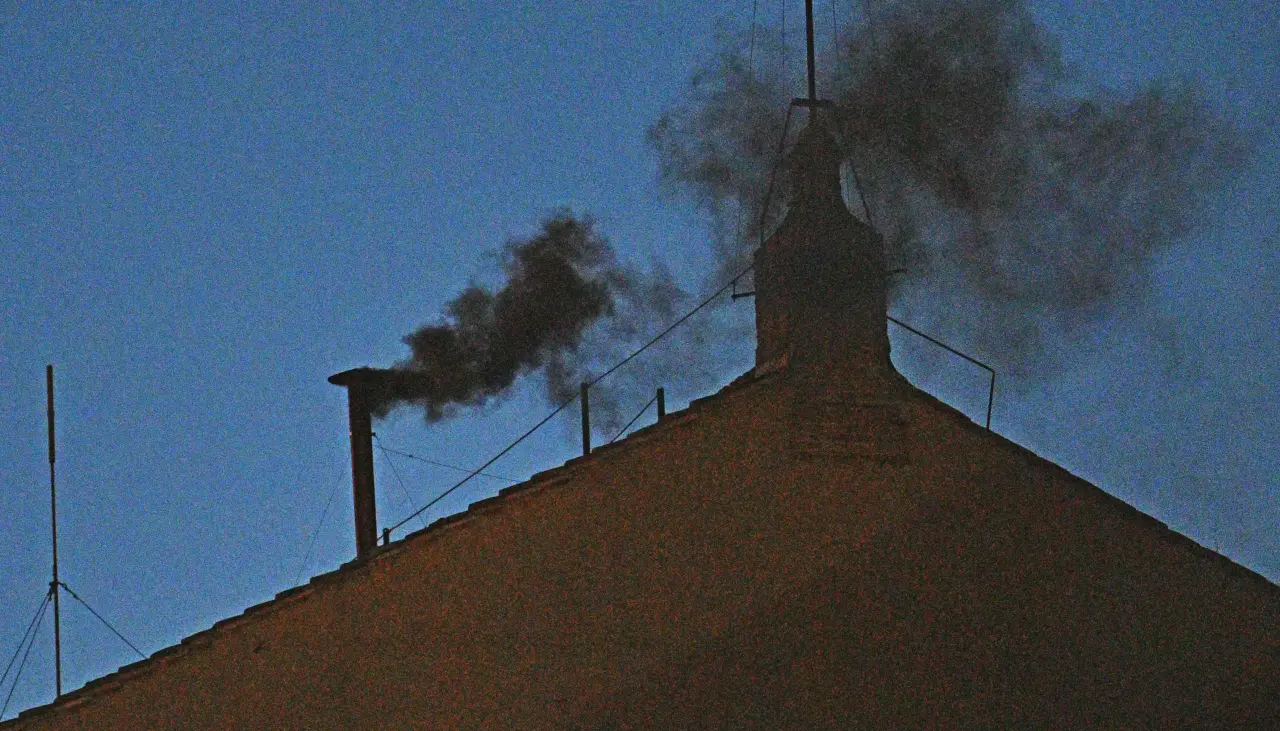 Humo negro en el Vaticano: primera votación de cardenales no logra elegir al nuevo Papa 