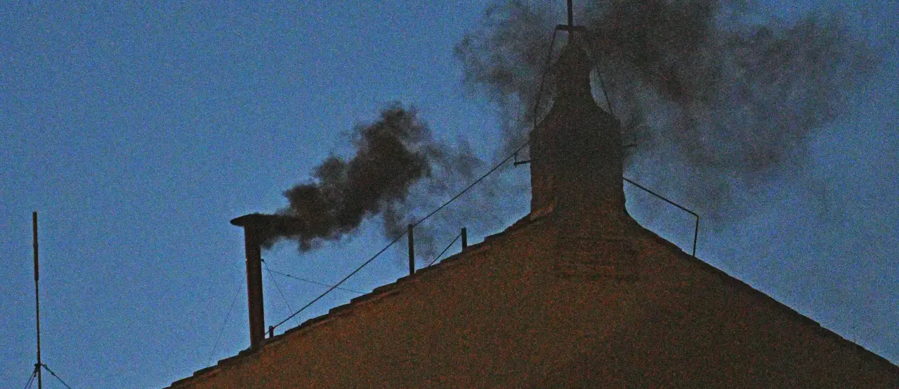Humo negro en el Vaticano: primera votación de cardenales no logra elegir al nuevo Papa 