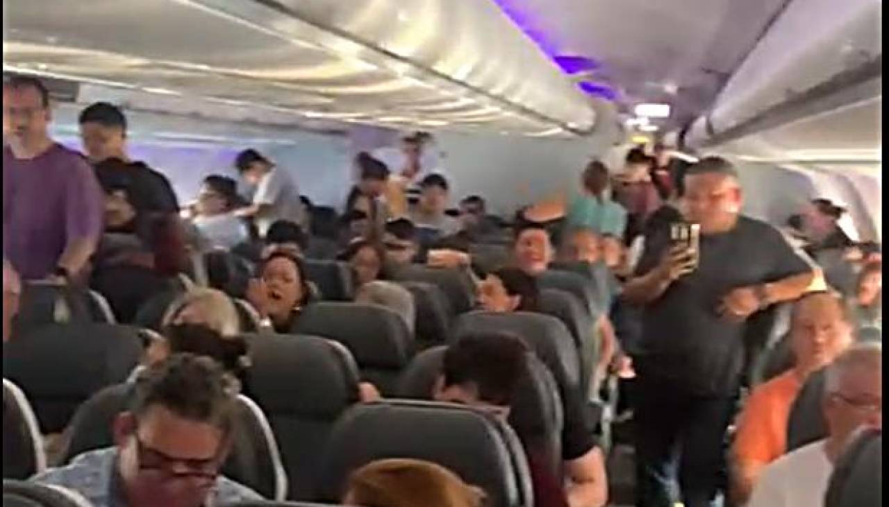 Pasajeros de BoA denuncian que vuelo de Miami lleva varias horas de demora y que no los dejan salir de la aeronave 