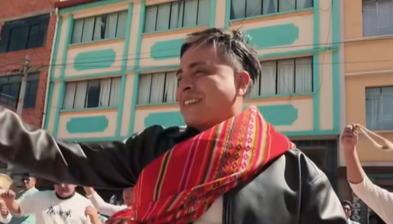  ¡Vibrante homenaje a la cultura! Luis Vega baila Llamerada en El Alto 