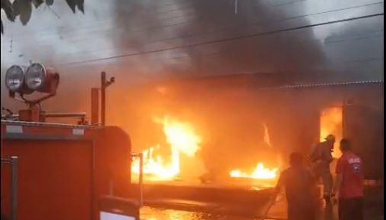 Incendio por presunta fuga de gas domiciliario deja daños en una vivienda del Plan Tres Mil
