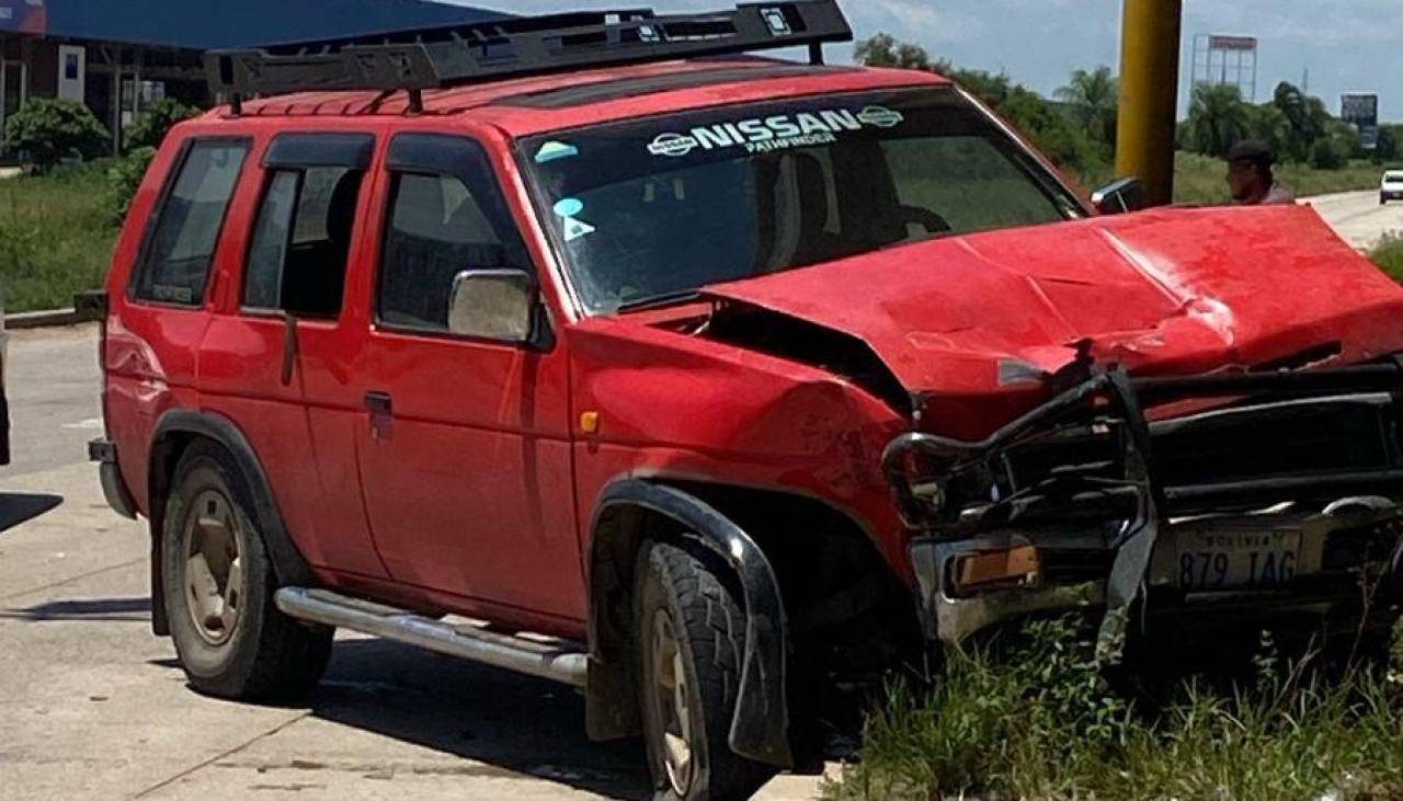 Se registra un violento choque entre un camión y una vagoneta en Satélite Norte