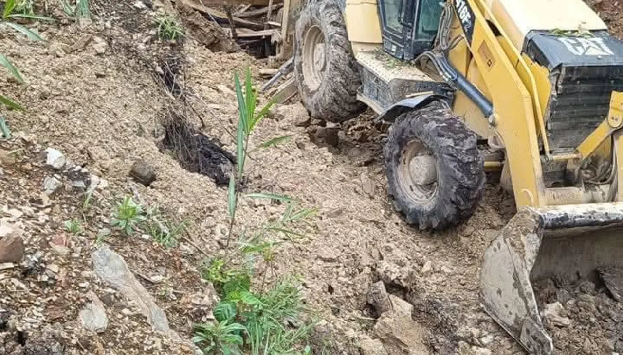 Tras más de diez horas, rescatan con vida al joven de 18 años que estaba atrapado en una mina en Los Yungas 