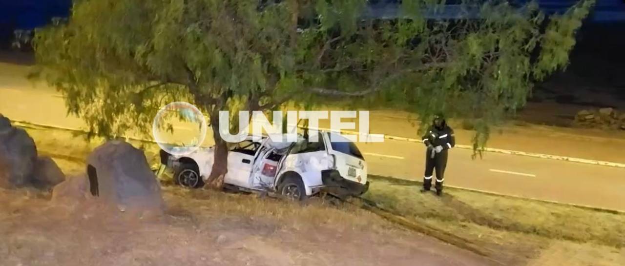 Conductor abandona su vehículo tras perder el control y chocar contra ...