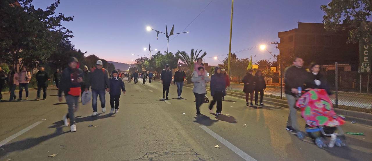 Con fe y devoción, feligreses realizan la peregrinación hasta el Santuario de la Virgen de Urkupiña 