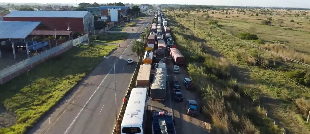 Bloqueo en la vía Santa Cruz - Warnes: Mototaxistas exigen incremento de su tarifa