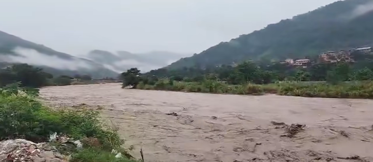 Reportan el desborde de al menos un río en Caranavi a causa de las intensas lluvias